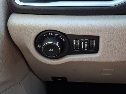Certified 2024 Chrysler Pacifica Touring-L FWD image 30