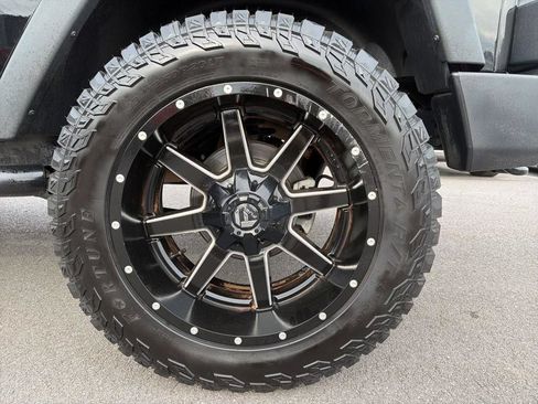 Used 2018 Jeep Wrangler Unlimited Rubicon w/ Connectivity Group AWD/4WD image 13