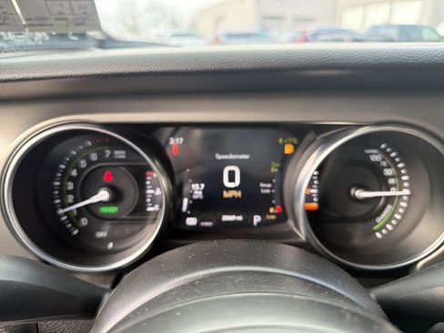 Used 2023 Jeep Wrangler Unlimited w/ Sun & Screen Package image 30