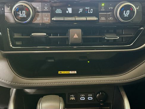 Used 2024 Toyota Highlander XLE FWD image 23