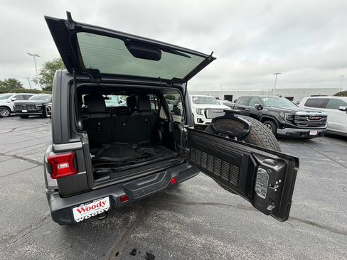 Used 2018 Jeep Wrangler Unlimited Sahara w/ Dual Top Group AWD/4WD image 7