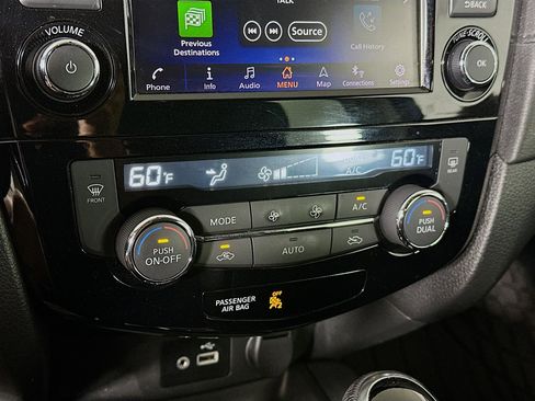 Used 2018 Nissan Rogue SV w/ Premium Package image 22