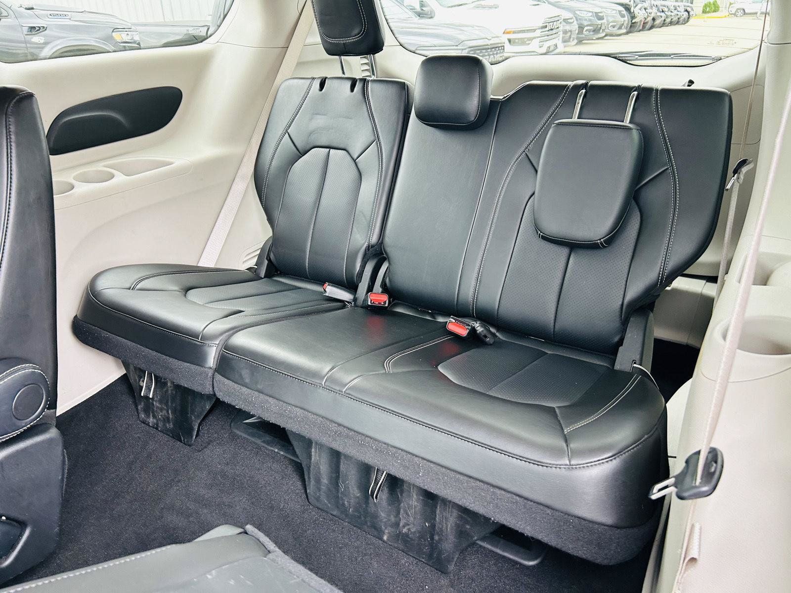Used 2024 Chrysler Pacifica Touring-L FWD image 27