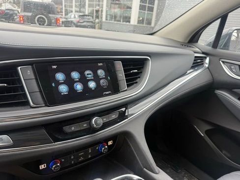 Used 2018 Buick Enclave Essence image 13