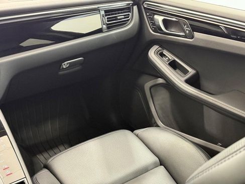 Certified 2025 Porsche Macan Turbo image 17