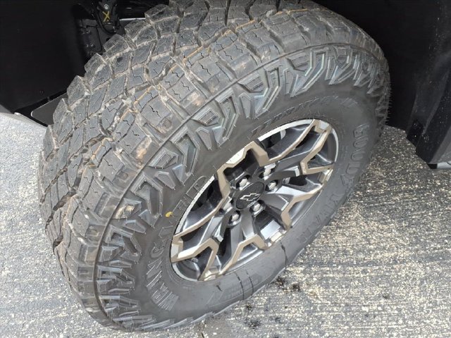 New 2026 Chevrolet Colorado ZR2 w/ Technology Package AWD/4WD image 15