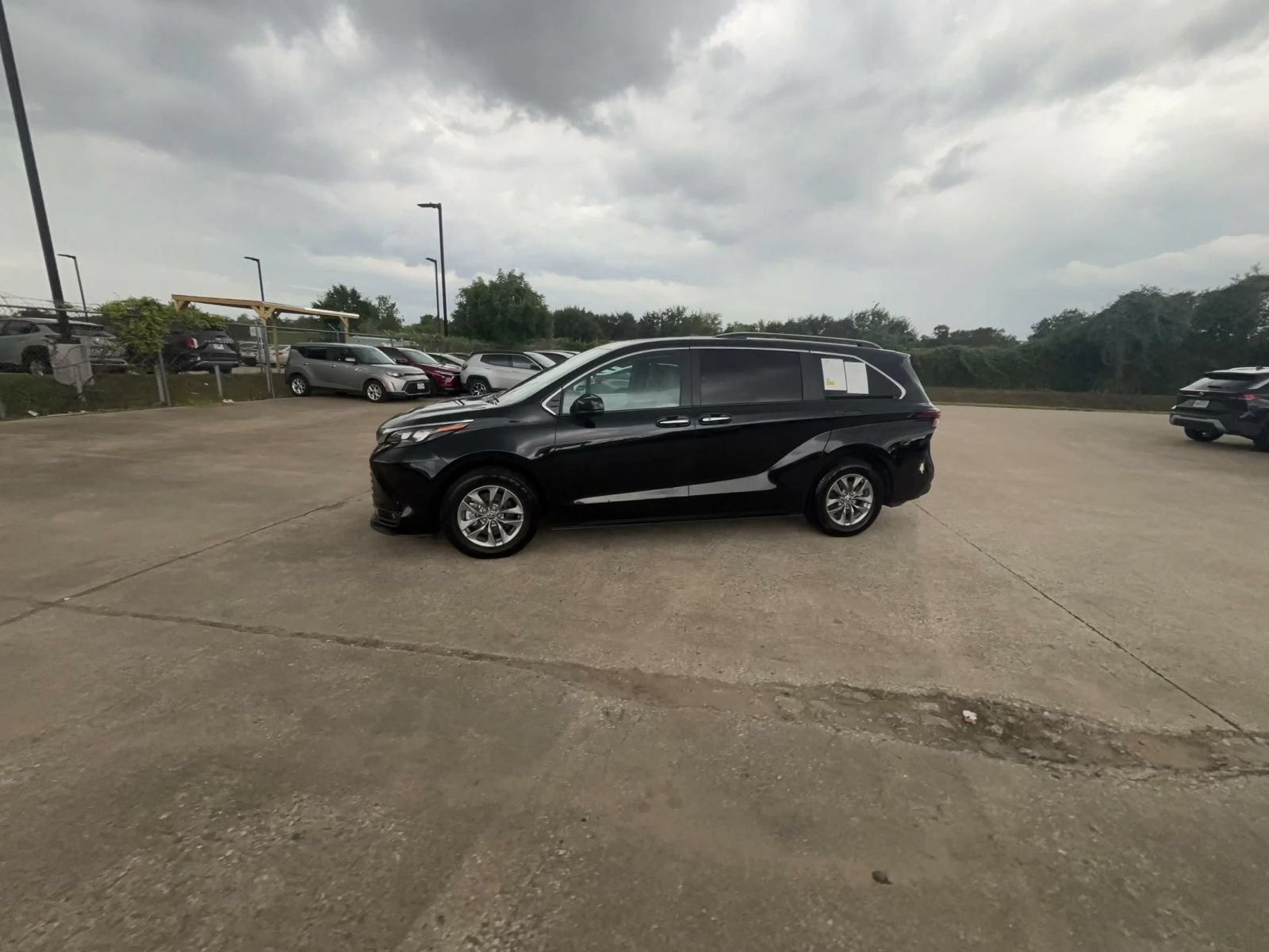 Used 2025 Toyota Sienna XLE FWD image 7
