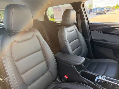 Used 2021 Chevrolet TrailBlazer LT w/ Premium Seating Package FWD image 12
