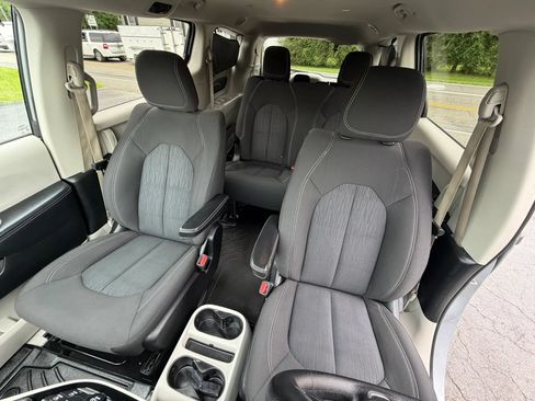 Used 2020 Chrysler Voyager L FWD image 14
