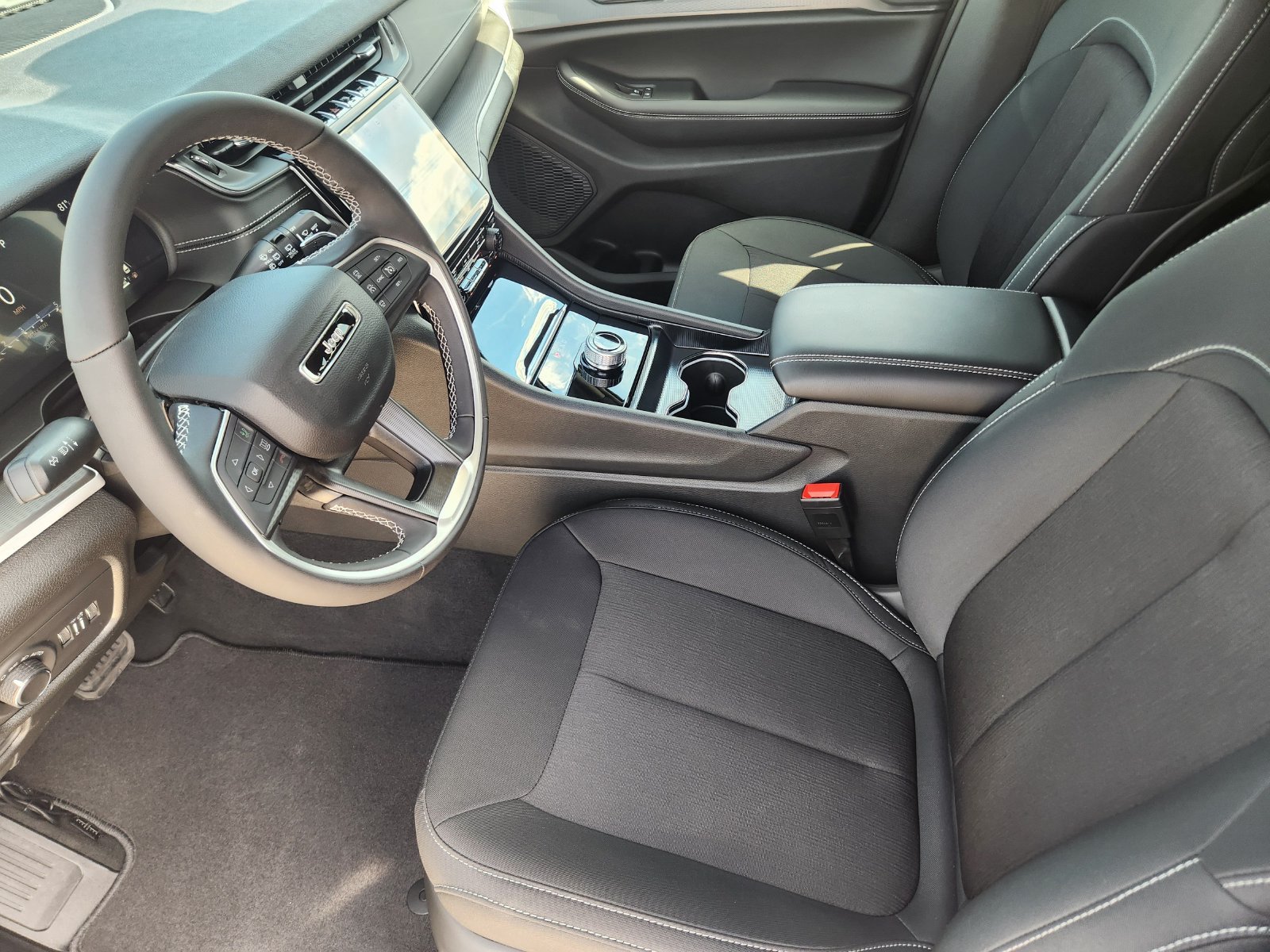 New 2027 Jeep Grand Cherokee Laredo X RWD image 13