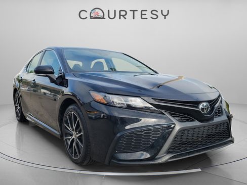 Used 2023 Toyota Camry SE image 6