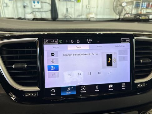 Used 2023 Chrysler Pacifica Touring-L FWD image 33