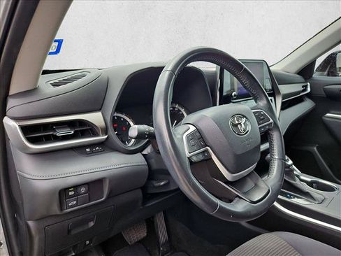 Used 2023 Toyota Highlander LE FWD image 9