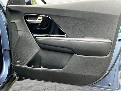 Used 2022 Kia Niro EX Premium FWD image 28