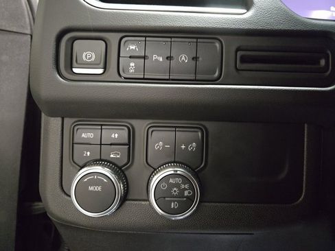 Used 2023 GMC Yukon XL SLE image 29