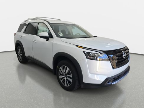 New 2025 Nissan Pathfinder SL image 3
