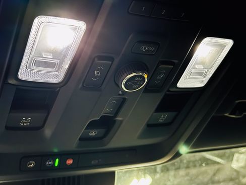 Used 2024 Chevrolet Tahoe Premier AWD/4WD image 17