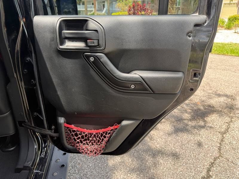 Used 2017 Jeep Wrangler Unlimited Rubicon AWD/4WD image 18
