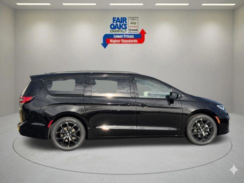 New 2026 Chrysler Pacifica Select w/ S Appearance Package image 4