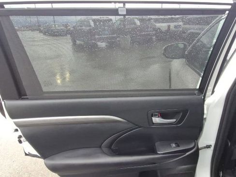 Used 2019 Toyota Highlander SE image 18