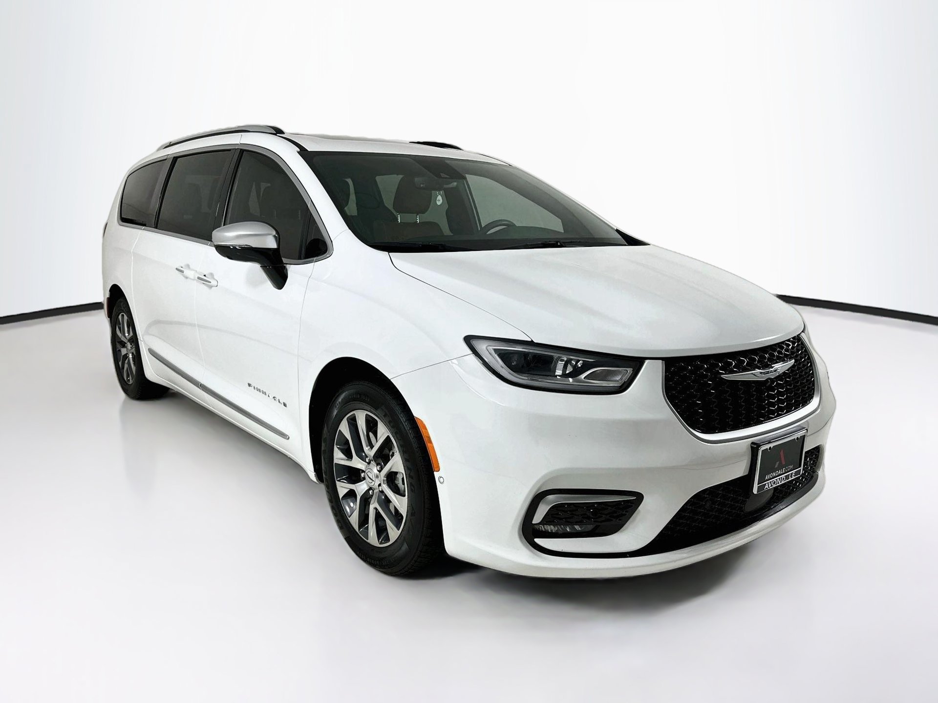 Used 2023 Chrysler Pacifica Pinnacle FWD image 1