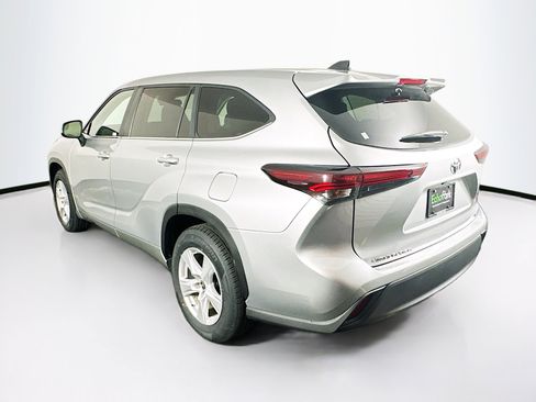 Used 2024 Toyota Highlander LE image 5