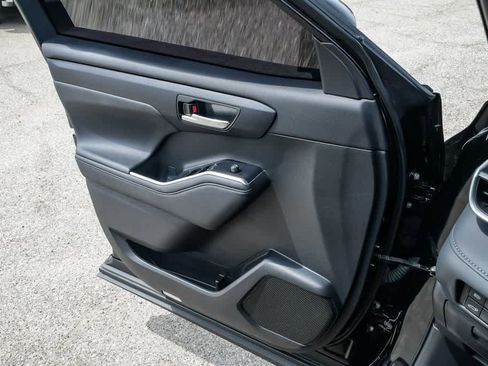 Used 2023 Toyota Highlander XSE image 26