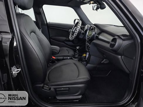 Used 2017 MINI Cooper 4-Door Hardtop image 14