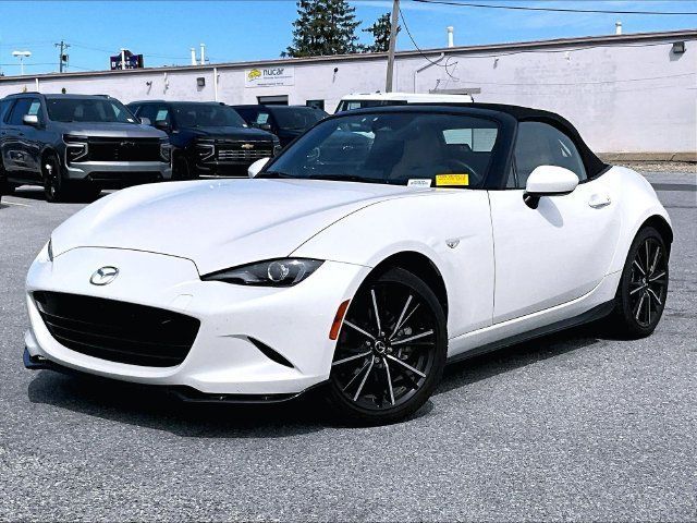 Used 2024 MAZDA MX-5 Miata Grand Touring w/ Appearance Package RWD image 2