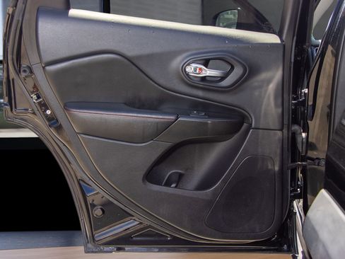 Used 2019 Jeep Cherokee Trailhawk image 15