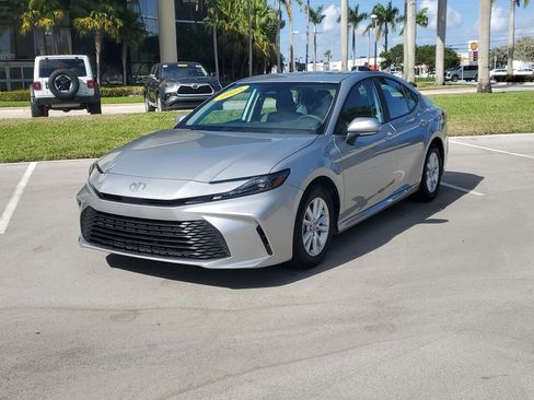 Used 2025 Toyota Camry LE image 7