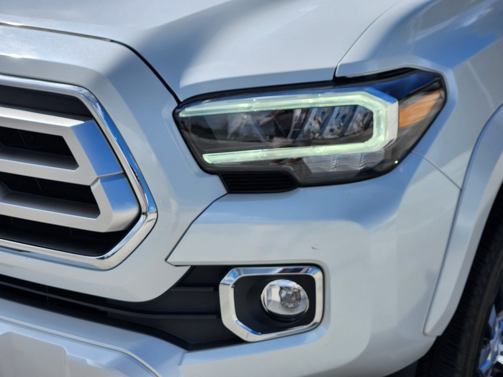 Used 2021 Toyota Tacoma Limited AWD/4WD image 10