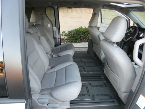 Used 2015 Toyota Sienna XLE image 23