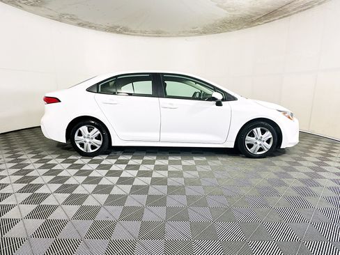 Used 2022 Toyota Corolla LE FWD image 2