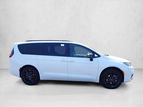 New 2026 Chrysler Pacifica Limited w/ Uconnect Theater Family Group AWD/4WD image 5