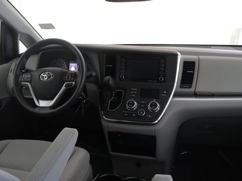 Used 2018 Toyota Sienna LE image 2