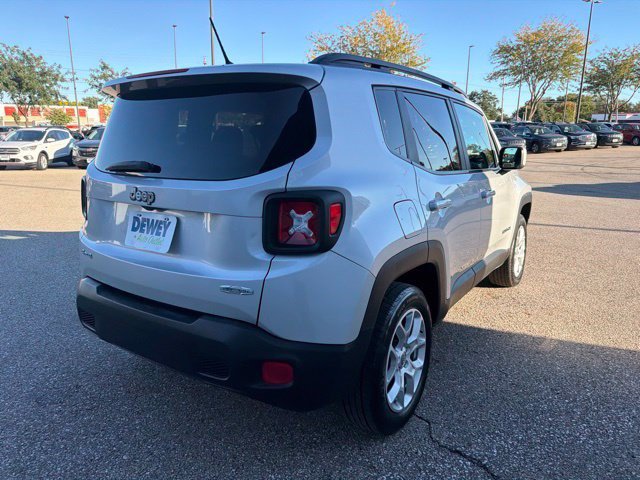 Used 2017 Jeep Renegade Latitude w/ Popular Equipment Group AWD/4WD image 5