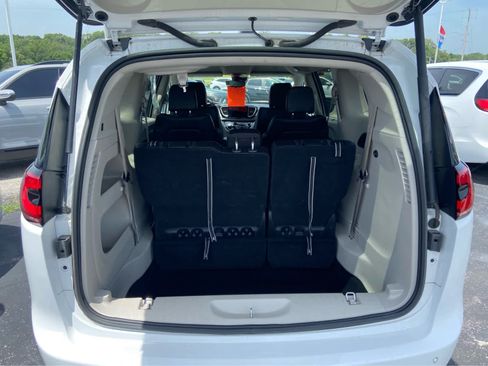 Used 2024 Chrysler Pacifica Touring-L FWD image 16