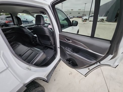 Used 2024 Jeep Grand Cherokee Limited image 11