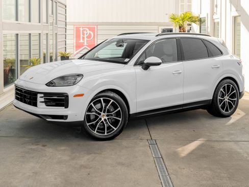 Used 2024 Porsche Cayenne image 2