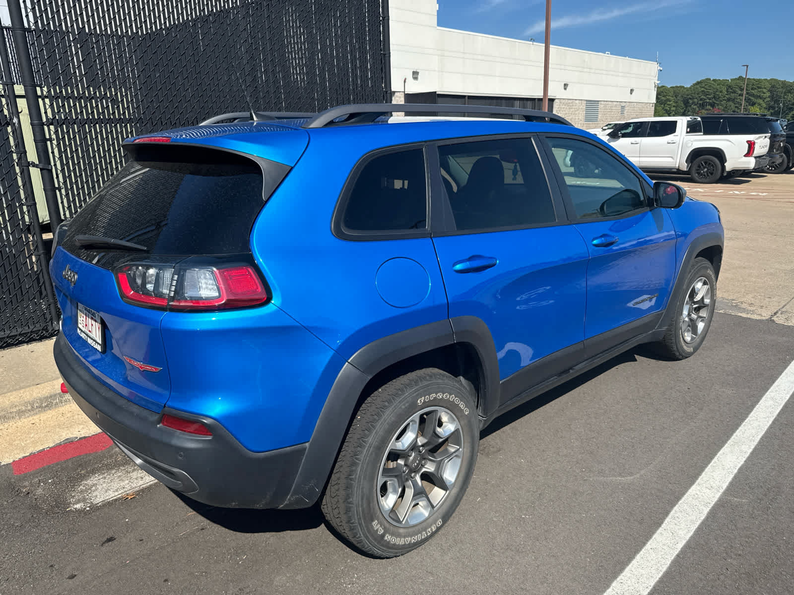 Used 2019 Jeep Cherokee Trailhawk AWD/4WD image 2