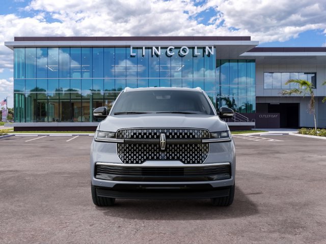 New 2027 Lincoln Navigator Premiere RWD image 3