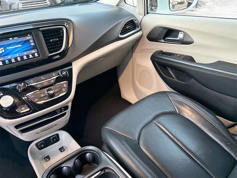 Used 2020 Chrysler Pacifica Touring-L image 25