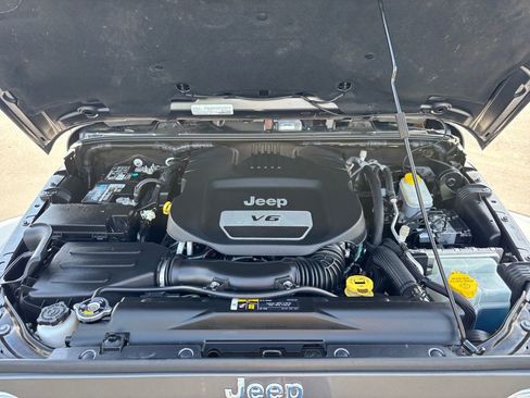 Used 2018 Jeep Wrangler Sahara w/ Connectivity Group AWD/4WD image 30
