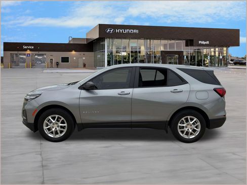 Used 2024 Chevrolet Equinox LS w/ LS Convenience Package FWD image 2