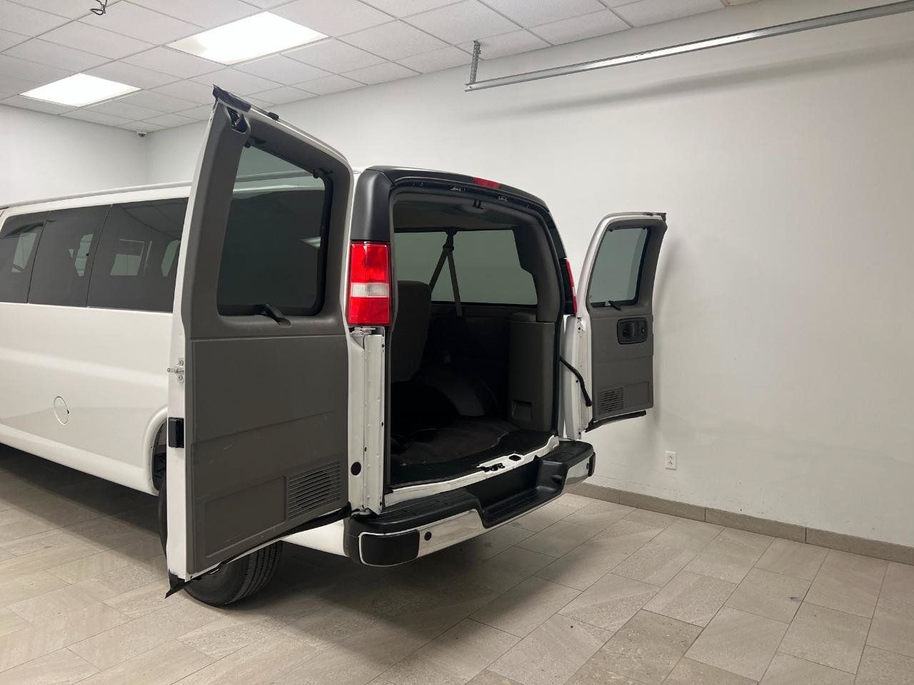 Used 2025 Chevrolet Express 3500 LT w/ LT Preferred Equipment Group RWD image 20
