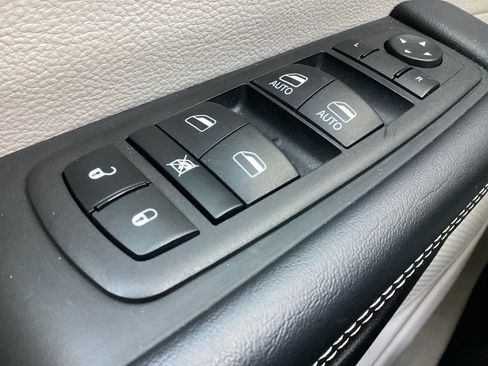 Used 2023 Chrysler Pacifica Touring-L FWD image 24