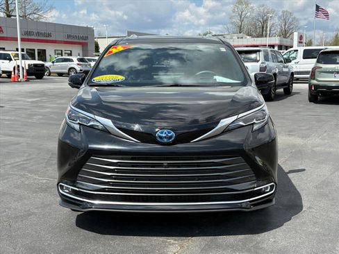 Used 2025 Toyota Sienna Platinum FWD image 24