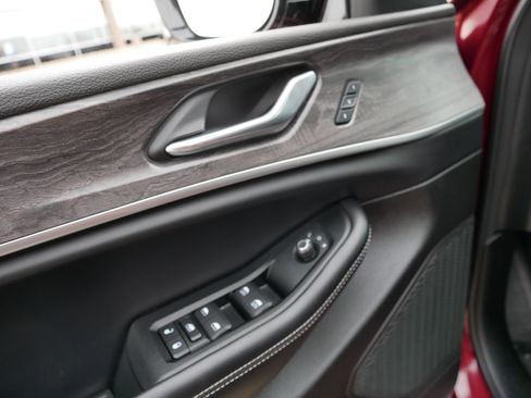 Used 2025 Jeep Grand Cherokee Limited w/ Luxury Tech Group II image 19