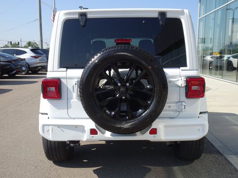 Used 2023 Jeep Wrangler Unlimited Sahara AWD/4WD image 4